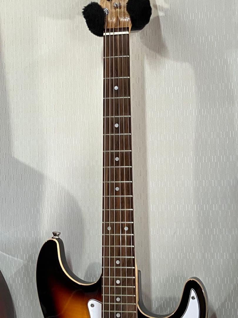 美品！ストラトタイプ・バインディングにfenderストラップ・ソフトケース付き♪