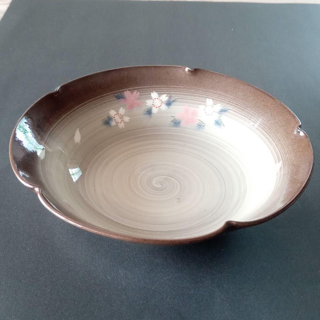 現川焼　十三代横石臥牛、臥牛窯の桜文の鉢、栞付き
