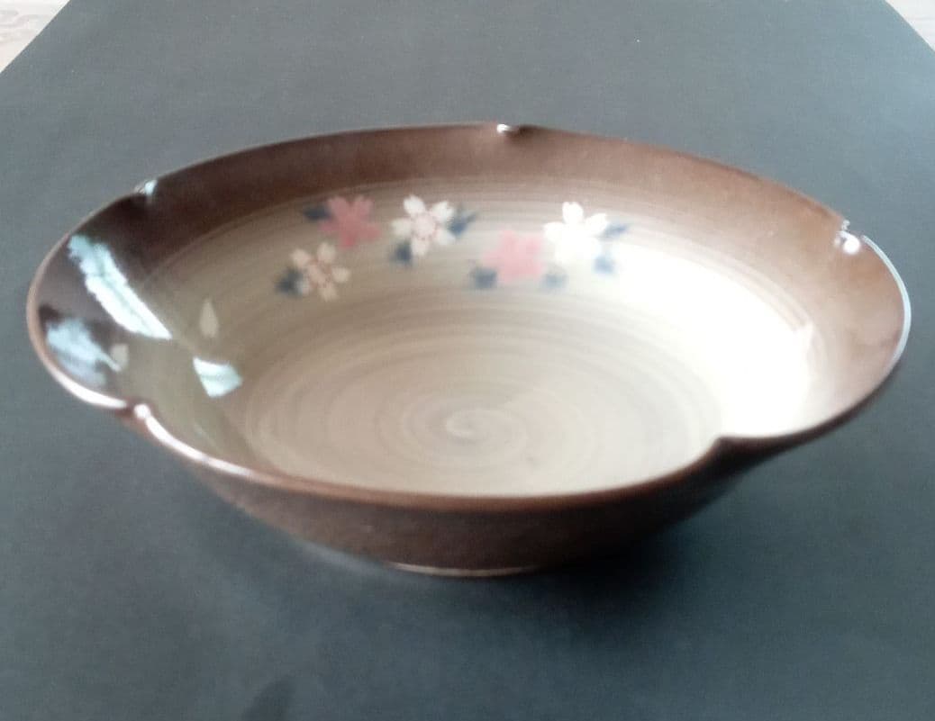 現川焼　十三代横石臥牛、臥牛窯の桜文の鉢、栞付き