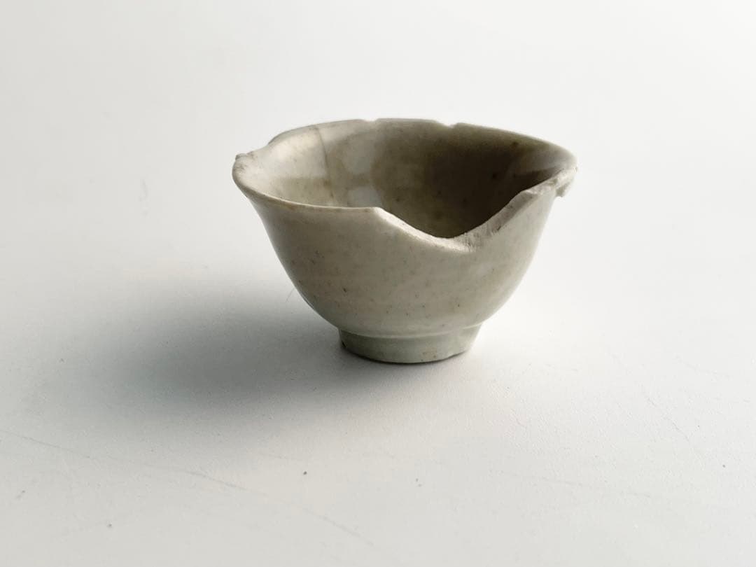 骨董　アンティーク　初期伊万里　白磁盃　杯　酒器　酒杯　猪口　残欠　出土　発掘