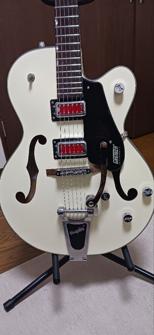 ホワイトセミアコースティックエレキギター