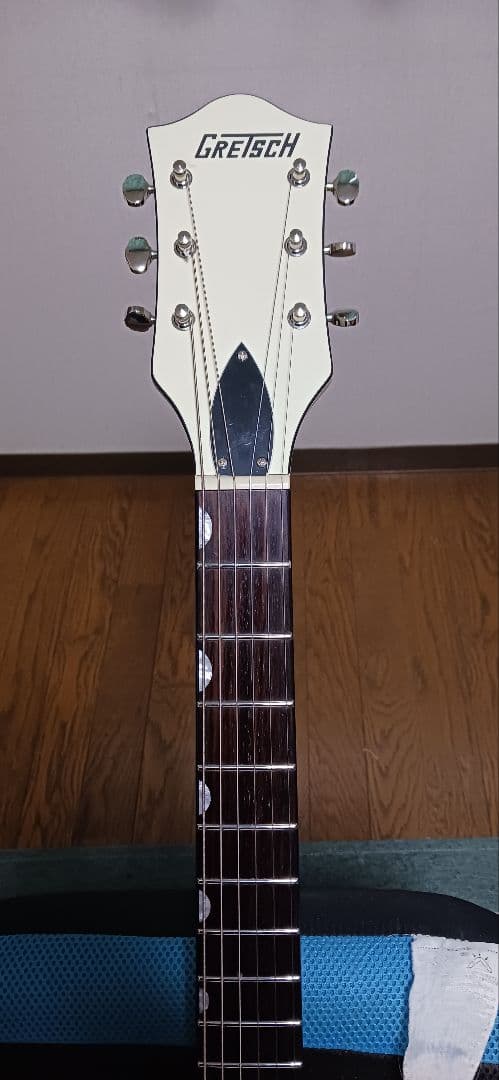 ホワイトセミアコースティックエレキギター