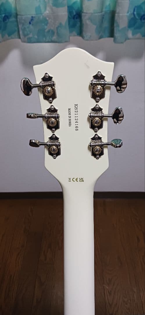 ホワイトセミアコースティックエレキギター