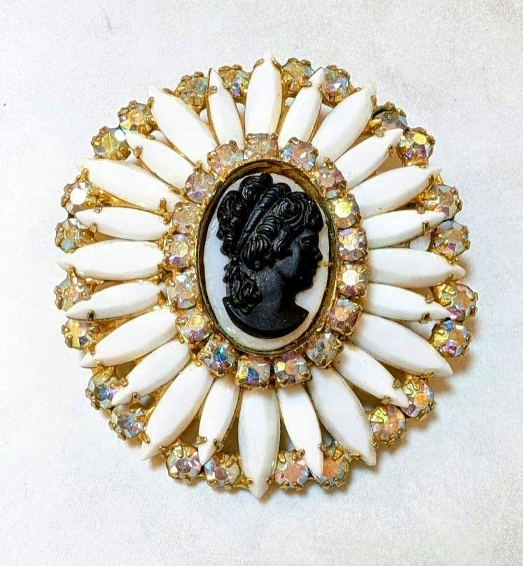 No.0337　ヴィンテージジュリアナ　ブラック＆ホワイト　ガラスカメオブローチ