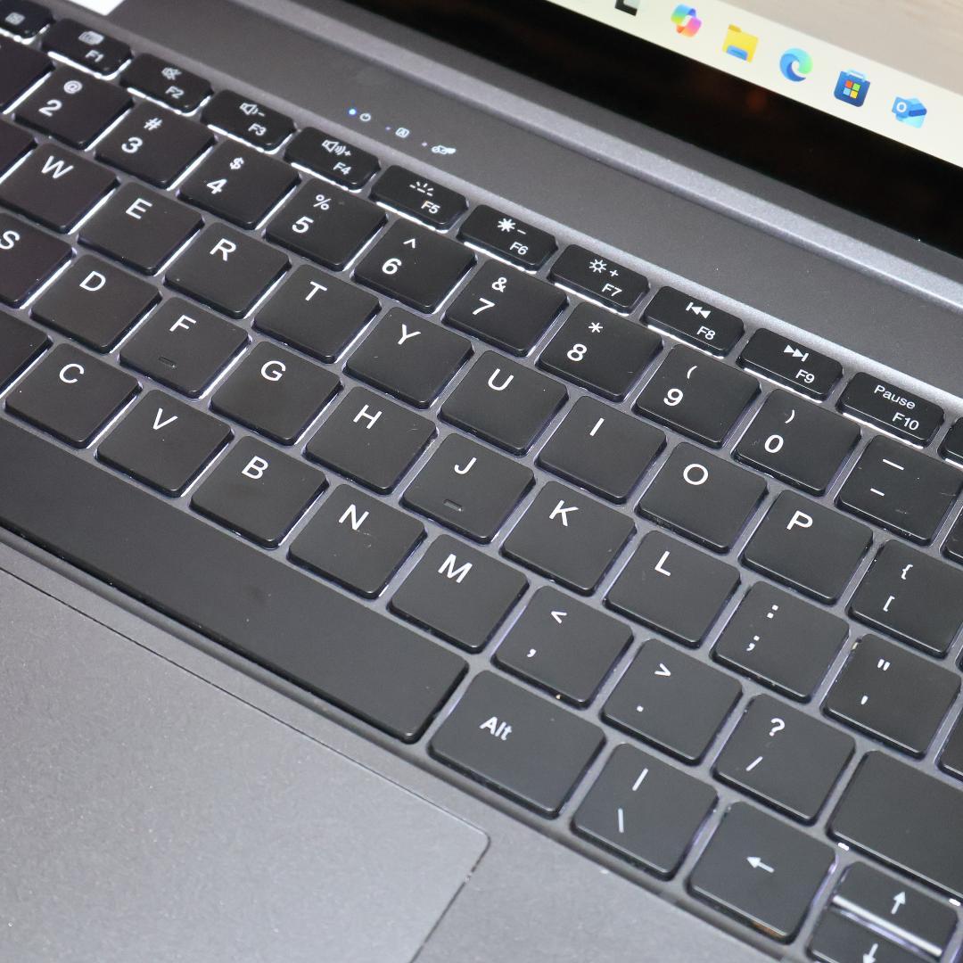 Win11公式対応CPU/メ8G/SSD/超高画質液晶/無線/カメラ/TypeC