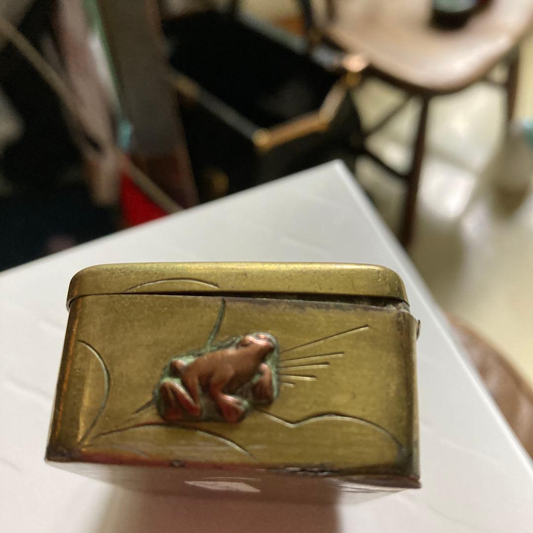 金色のカエルと蟹、蝶、バッタ、トンボなどの彫金箱