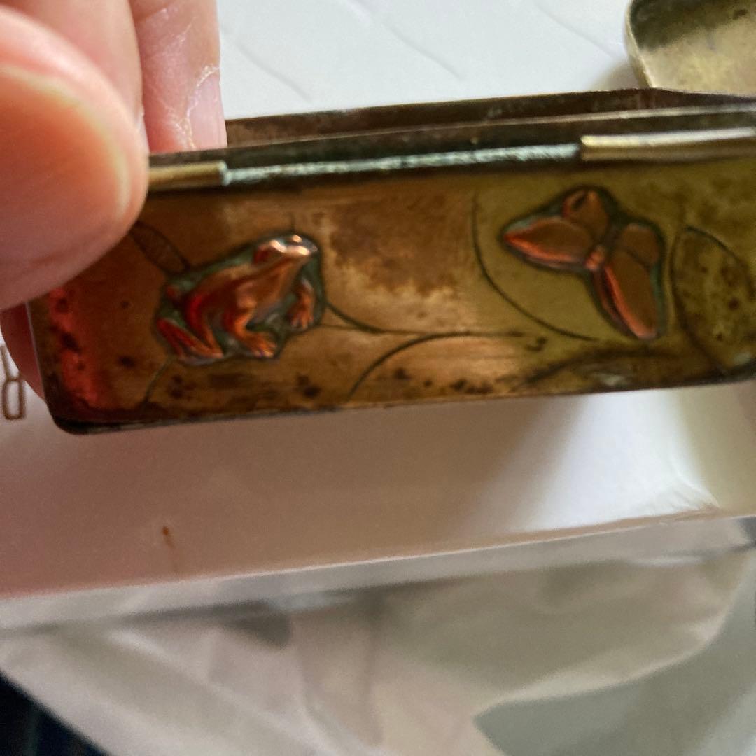 金色のカエルと蟹、蝶、バッタ、トンボなどの彫金箱