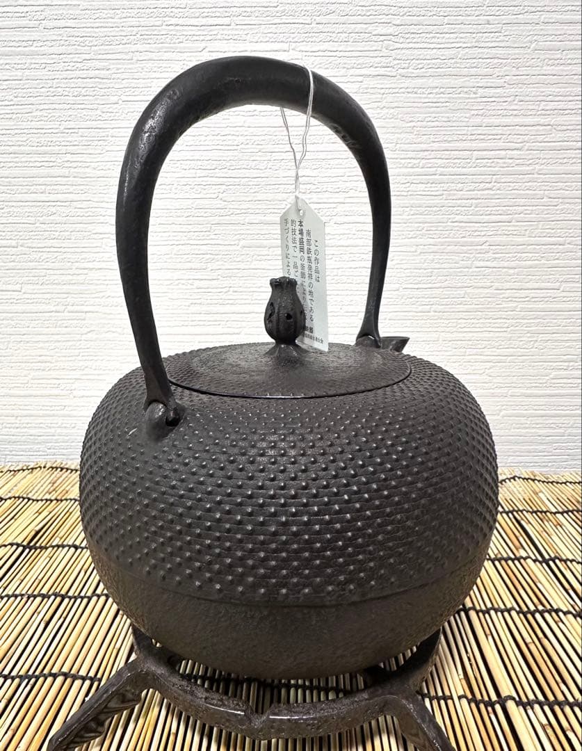 新品、供箱等付属品付　南部藤枝工房藤枝 昌行作　１５型アラレ　南部鉄瓶　南部鉄器
