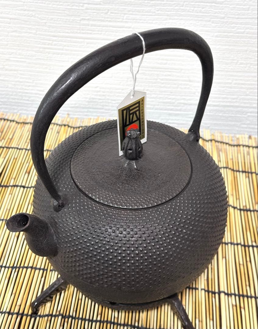 新品、供箱等付属品付　南部藤枝工房藤枝 昌行作　１５型アラレ　南部鉄瓶　南部鉄器