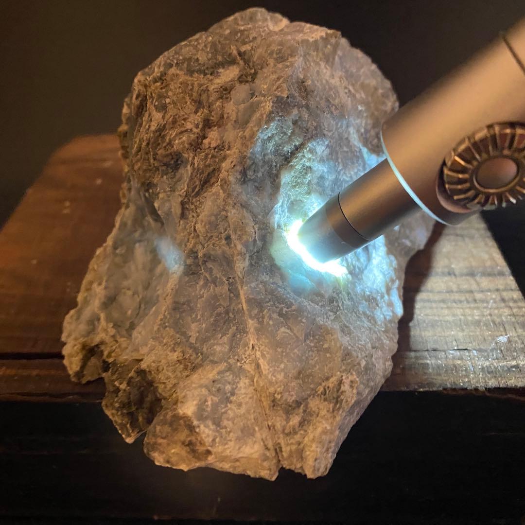 【P005】糸魚川　青翡翠　677g　天然石　原石　ヒスイ　パワーストーン　山石