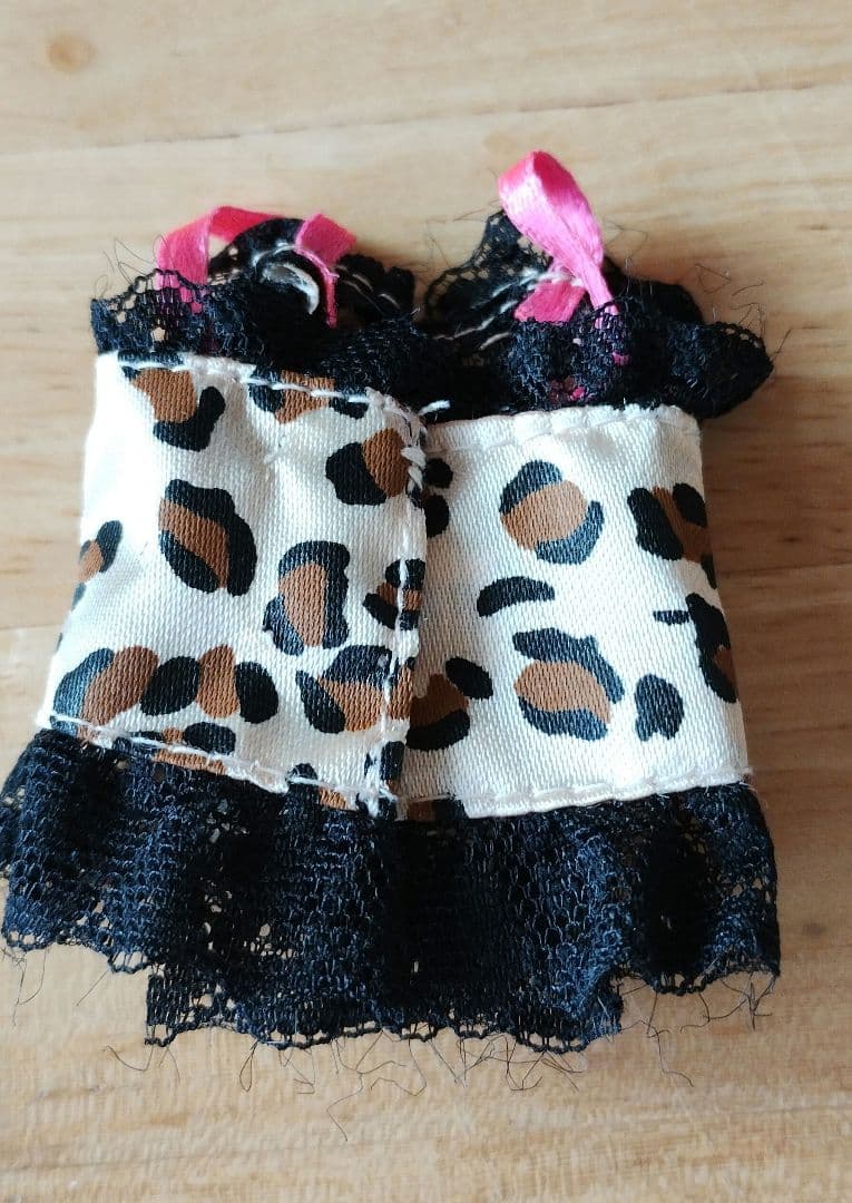 ハローキティドレスアップコレクション　ヒョウ柄ドレスとピンクのミュールのセット