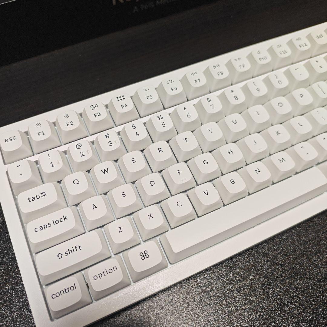 Keychron K4 Pro ホワイト メカニカルキーボード 茶軸 英語配列