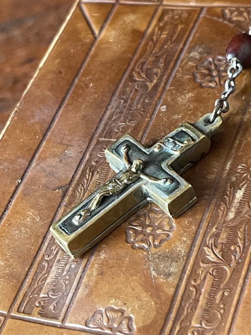 開閉する十字架　イタリアアンティークロザリオ　カタコンベの土　聖テレサ