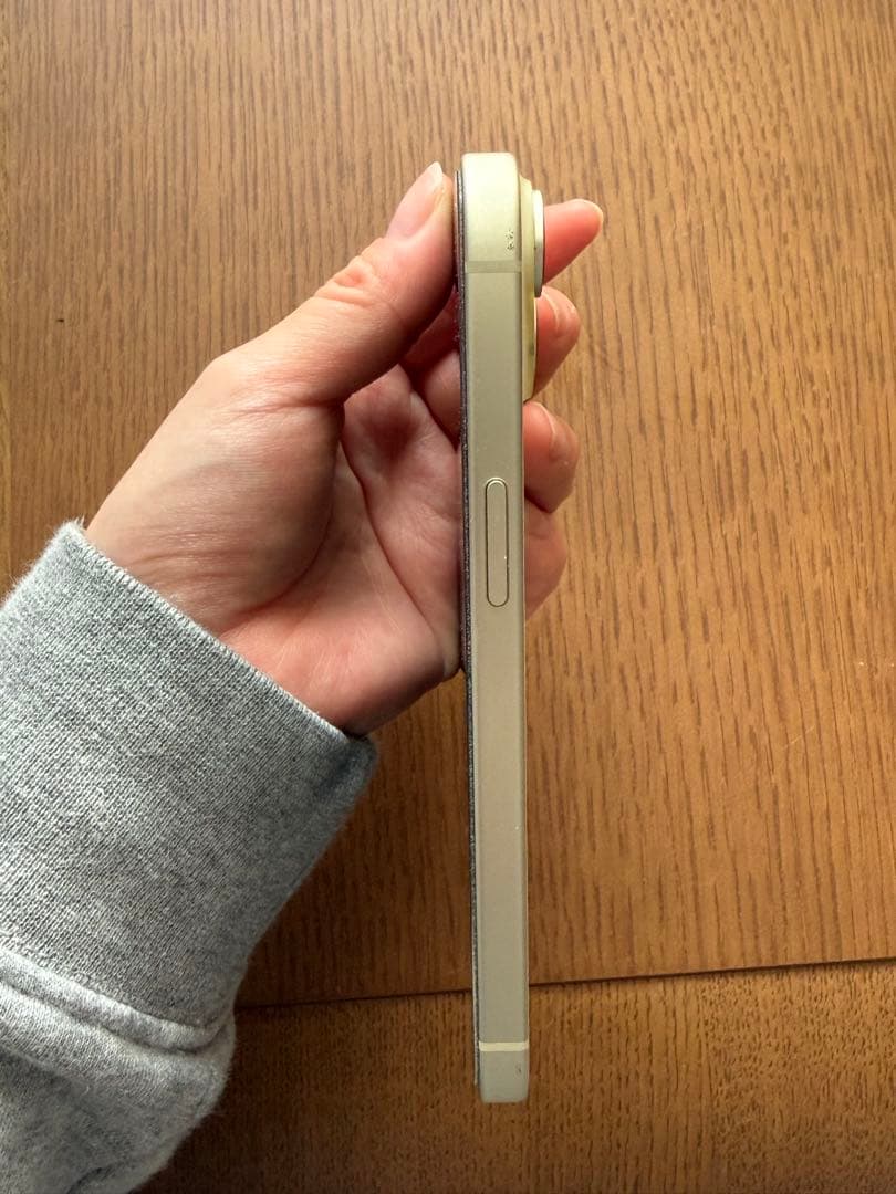 Apple iPhone 15 イエロー