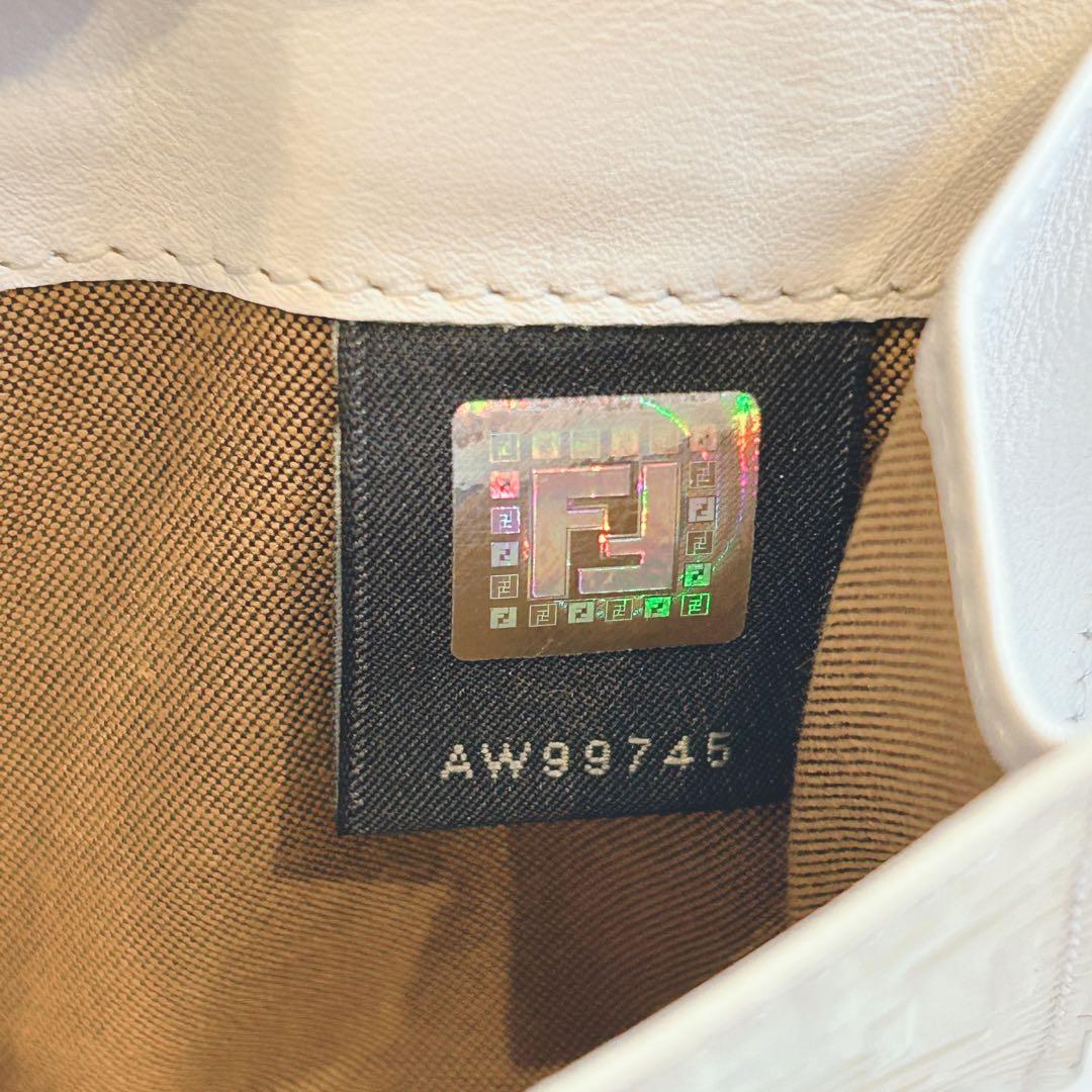 FENDI FFロゴ 型押し エナメル 二つ折り財布 アイボリー 正規品