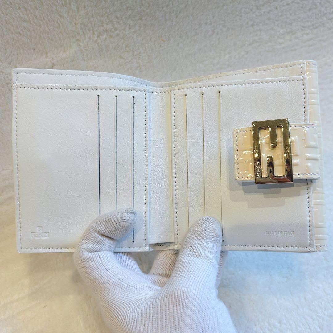 FENDI FFロゴ 型押し エナメル 二つ折り財布 アイボリー 正規品