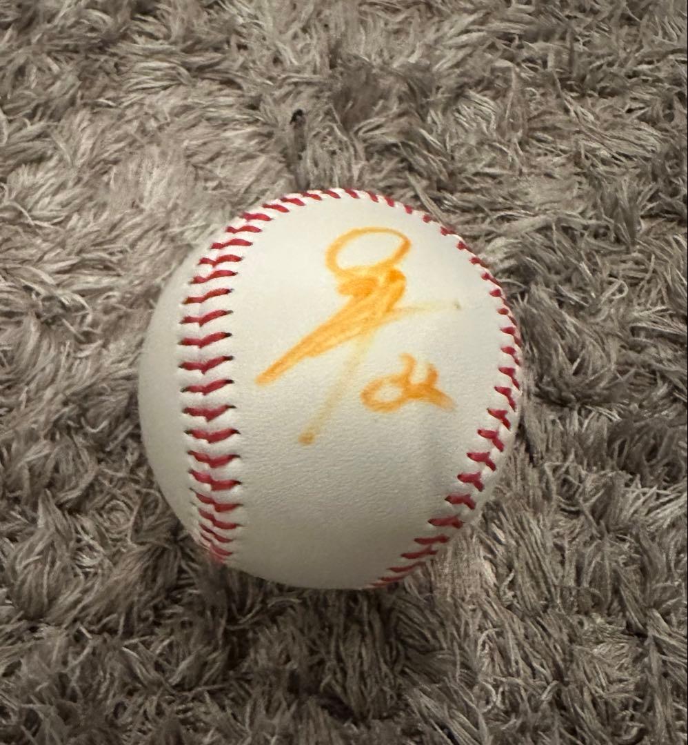 ソフトバンクホークス　柳町達選手　サインボール投げ込み