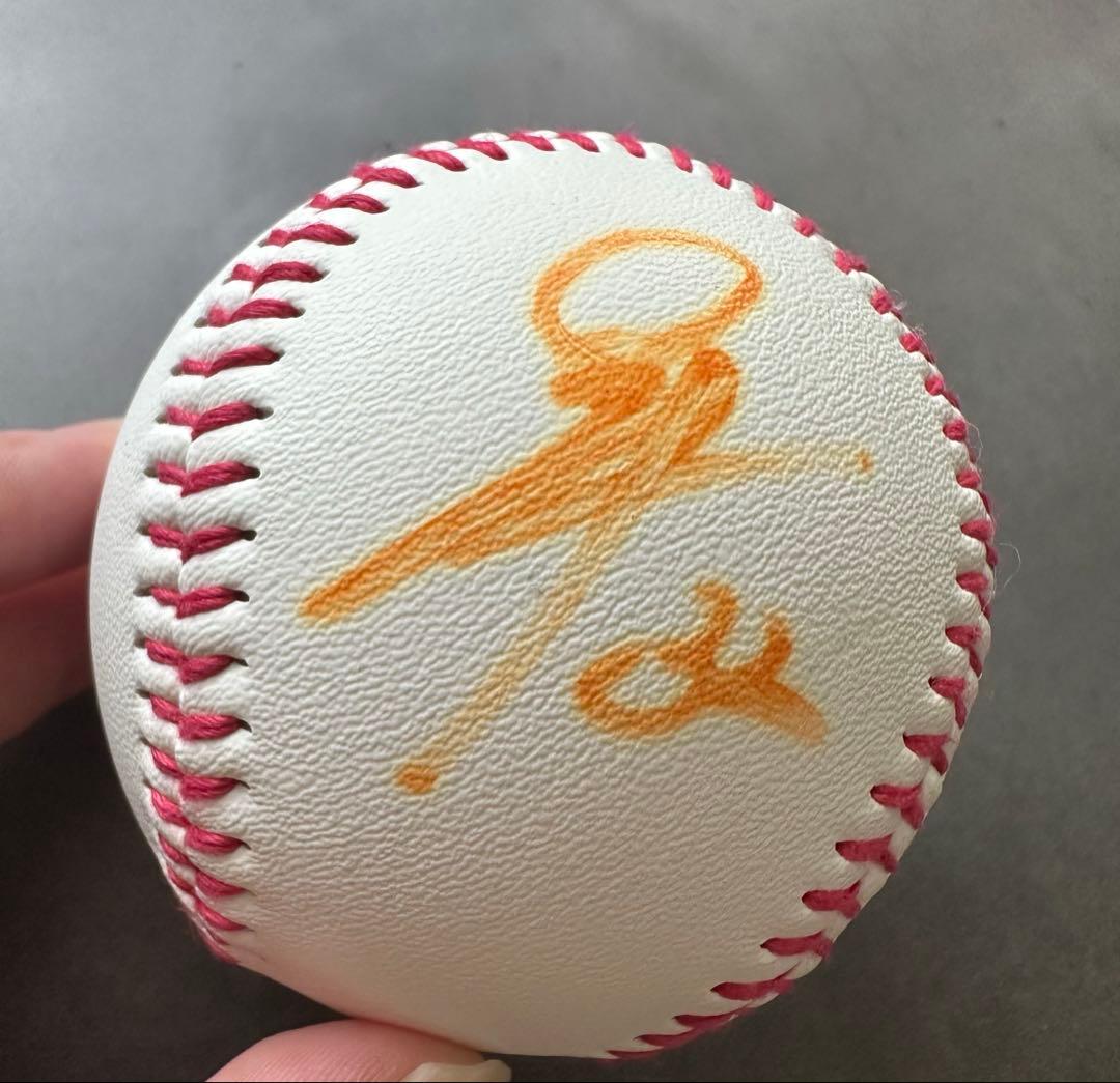 ソフトバンクホークス　柳町達選手　サインボール投げ込み