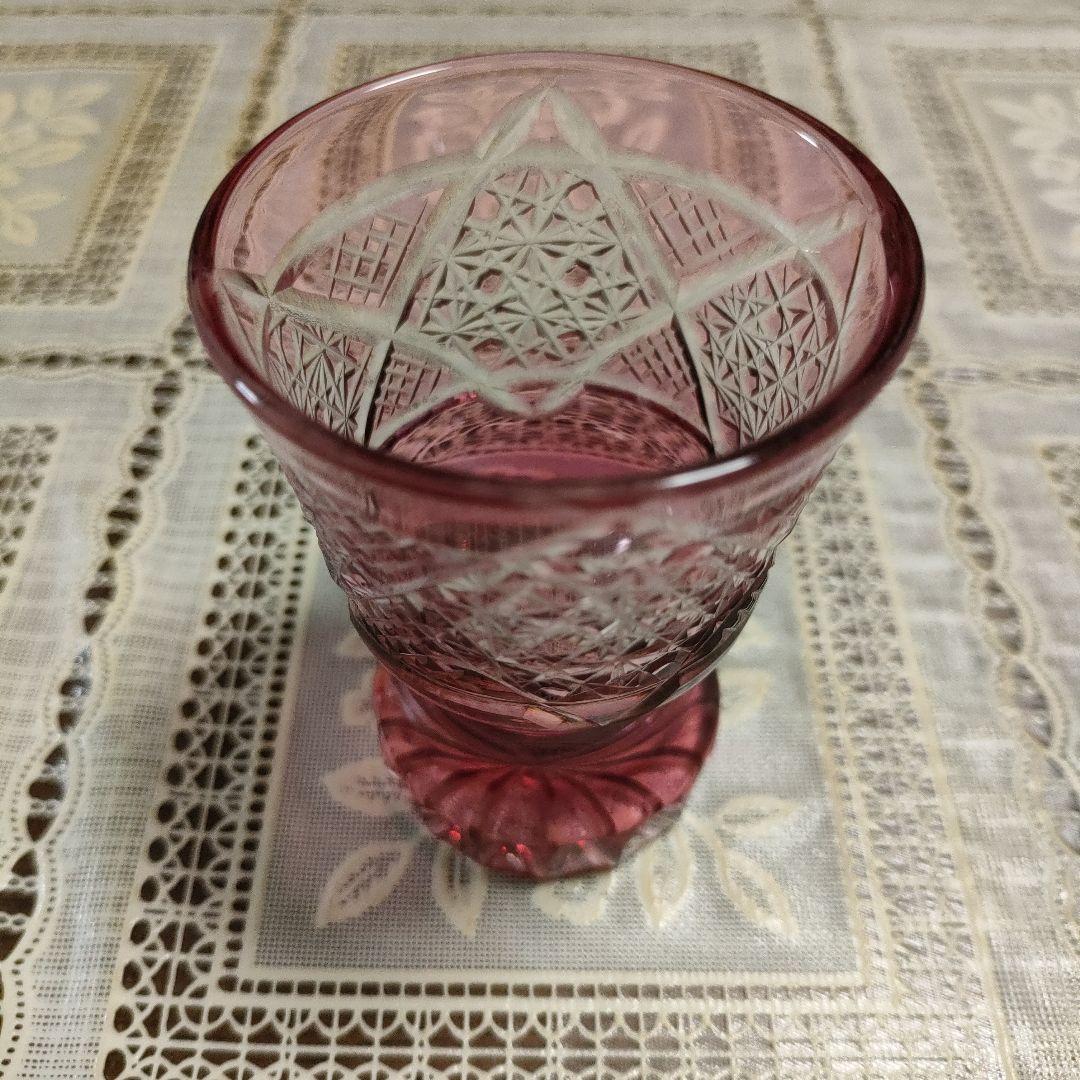 \"未使用\"　ヤマザキガラス製　薩摩切子 色被せガラス、金赤、菊かごめ紋様ぐい呑み