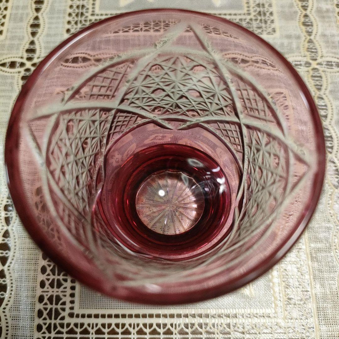 \"未使用\"　ヤマザキガラス製　薩摩切子 色被せガラス、金赤、菊かごめ紋様ぐい呑み