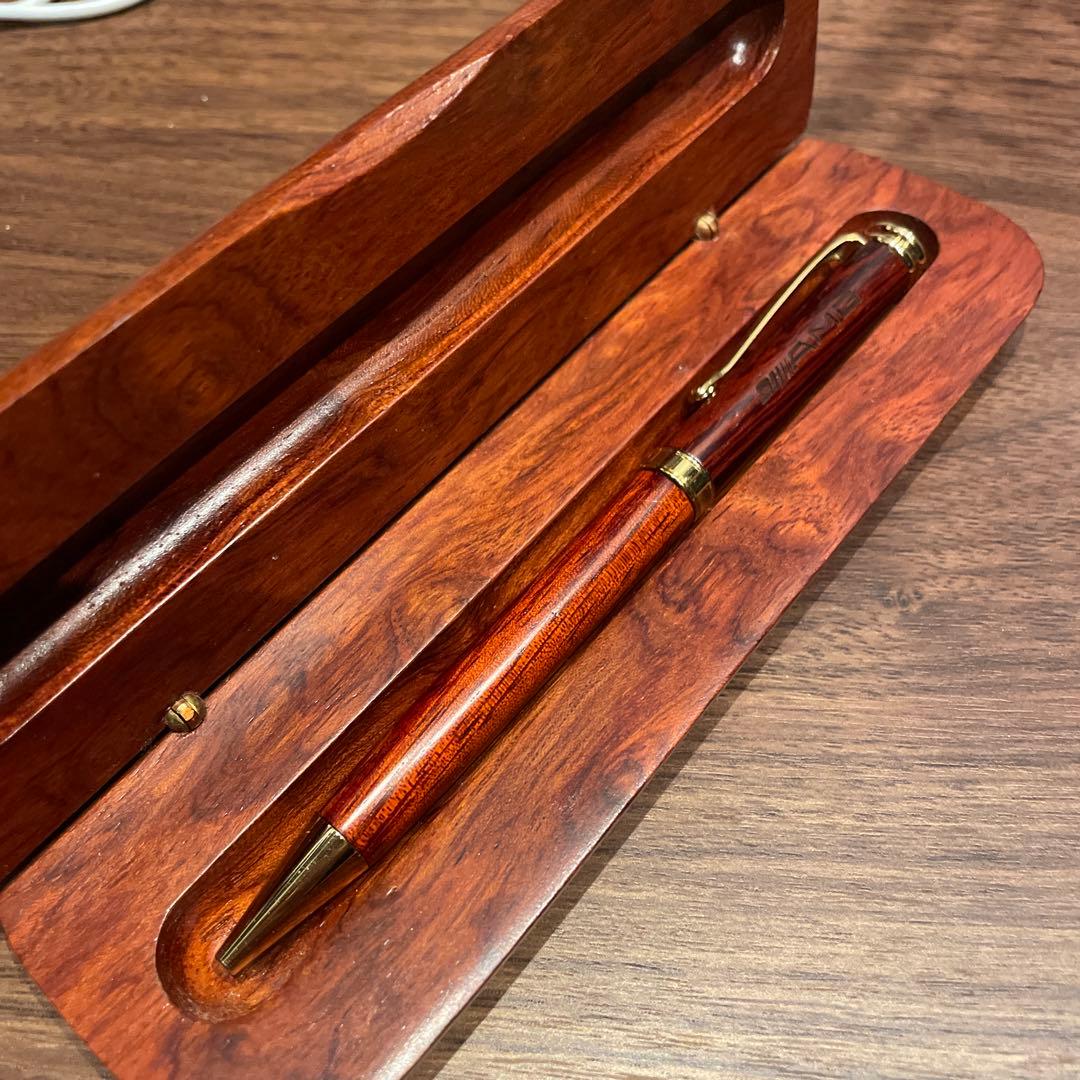 メルセデス・ベンツの、木製ボールペンになります。