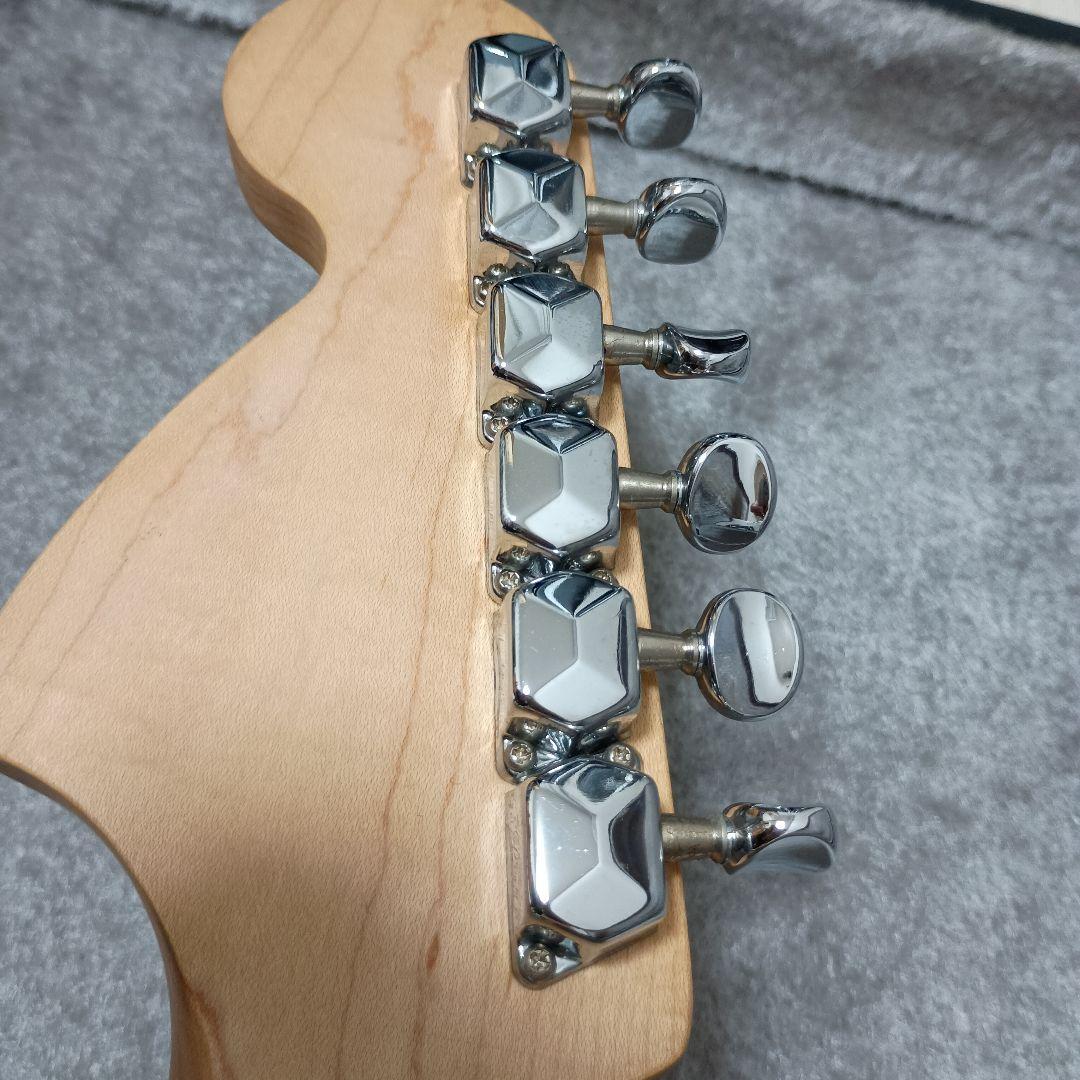 ストラトキャスタータイプ エレキギター 紫色ピックガード