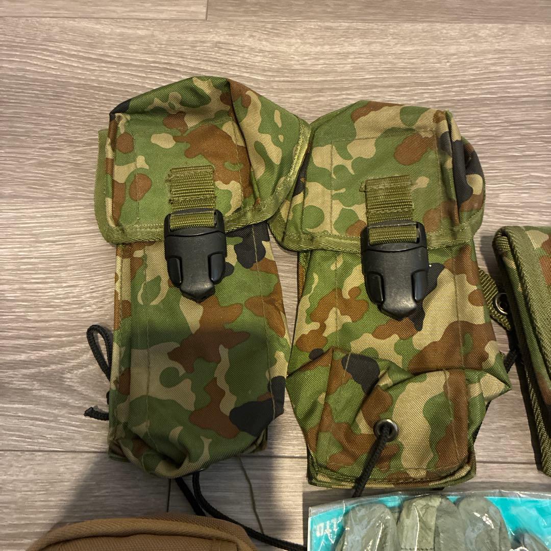 迷彩ポーチ複数個、3弾倉弾納×2とレザーグローブセット