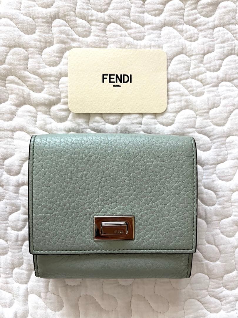 フェンディ 二つ折り財布ピーカブー セレリア 8M0438 ミントグリーン
