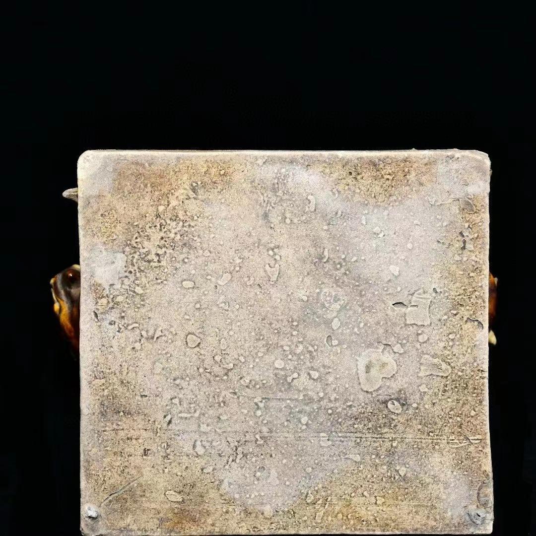 中国古美術・旧蔵の三彩陶磁器、力士が太鼓を携えたもの・26x33cm・賞物・案頭