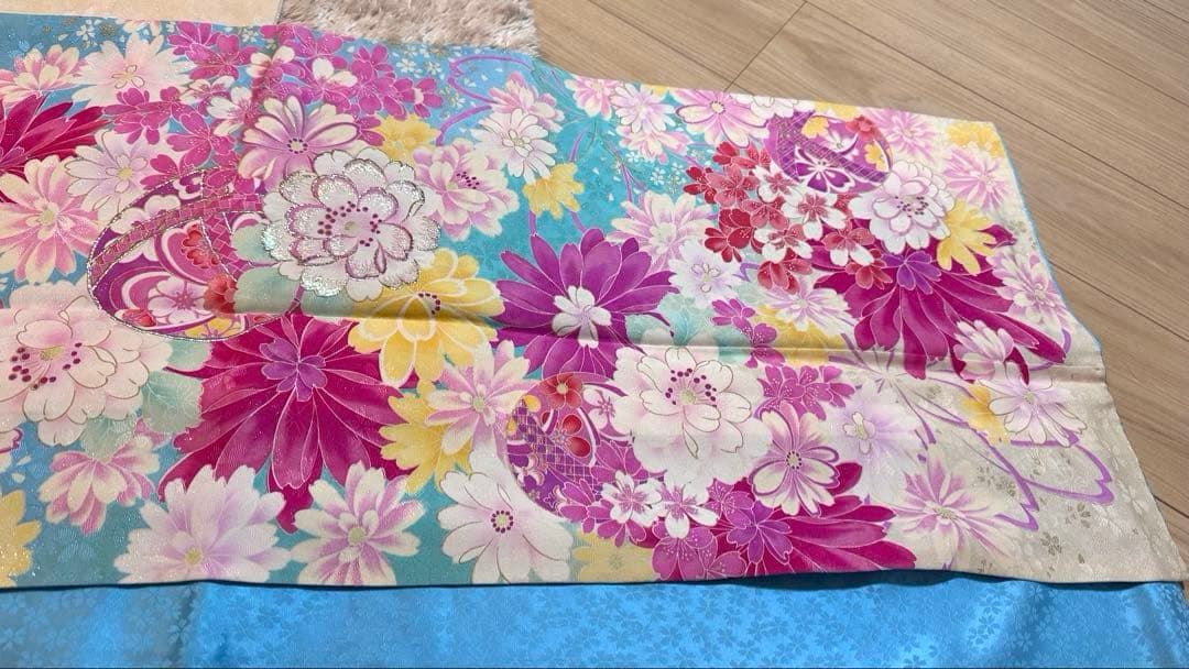 華やかな　花柄　振袖　水色