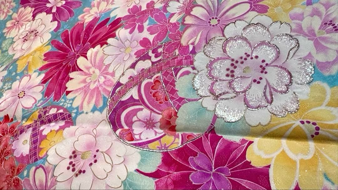 華やかな　花柄　振袖　水色