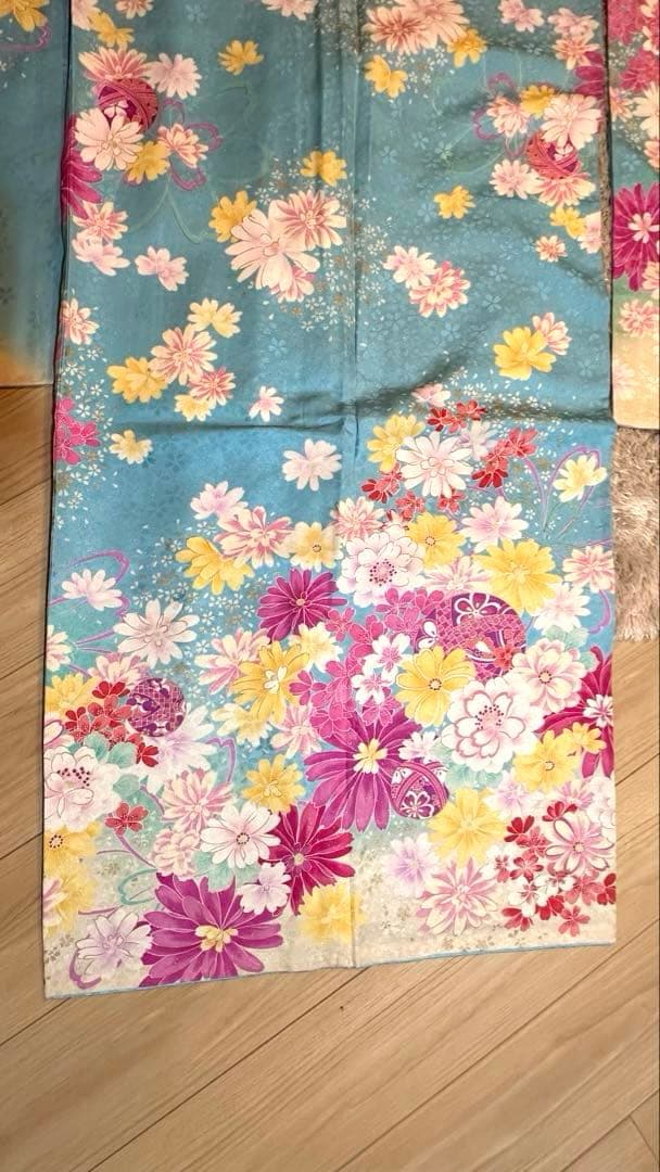 華やかな　花柄　振袖　水色