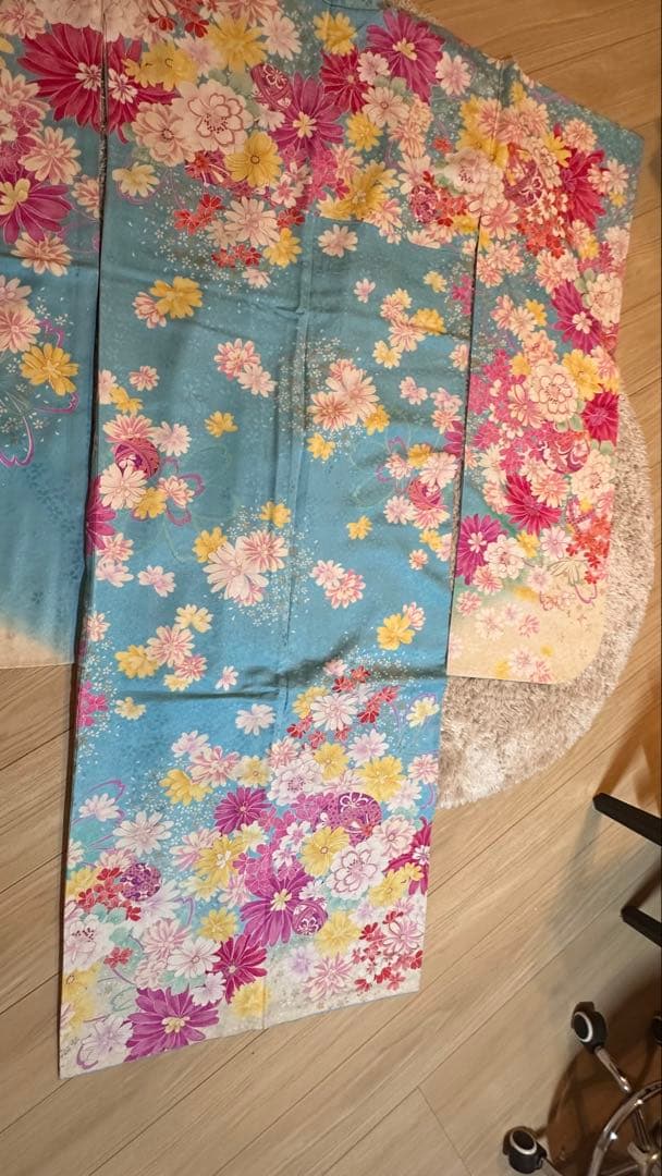 華やかな　花柄　振袖　水色