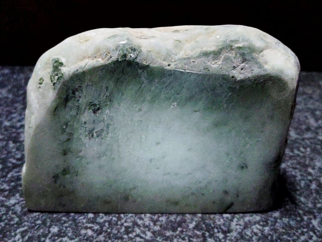 ★翡翠原石★幻のヒスイ【秩父軟玉翡翠・切り出し237ｇ】