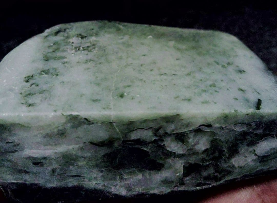 ★翡翠原石★幻のヒスイ【秩父軟玉翡翠・切り出し237ｇ】