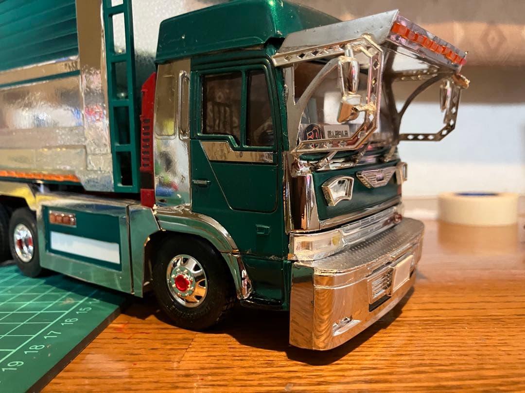 プロフィアデカ箱ダンプ1／32完成品