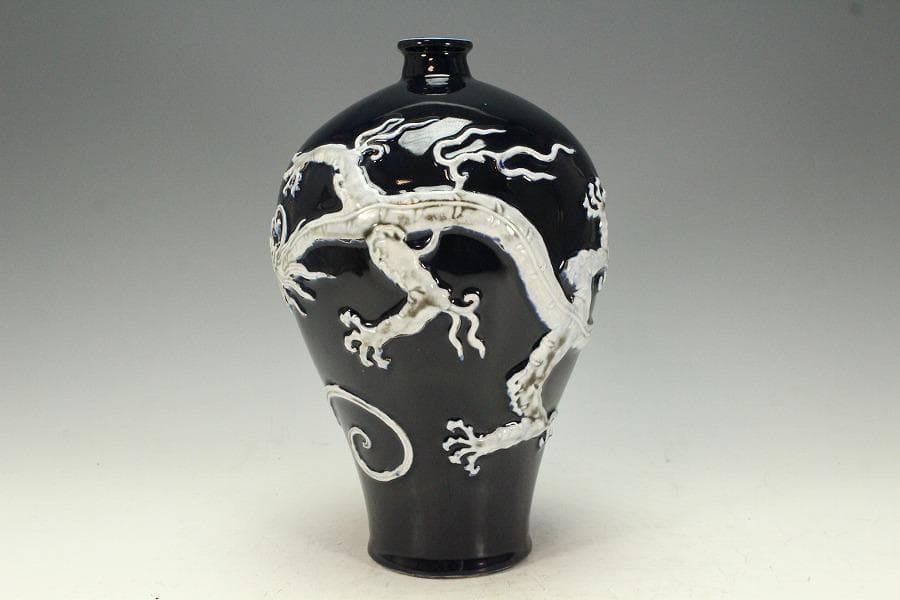 中国美術 瑠璃釉 纏白龍紋 梅瓶 内府 款 時代物(K-XA831)