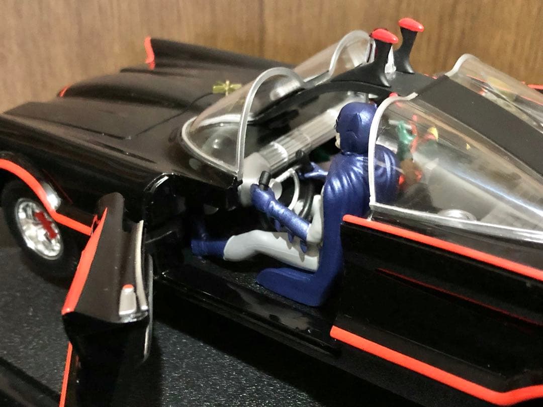 ★絶版！￼ マテル 1/18 バットモービルTV版フィギュア付