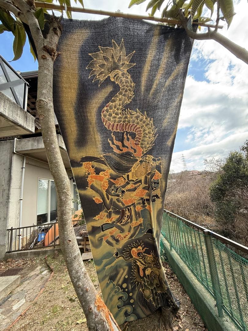 ◯手描きロウケツ染め布、　若武者が悪龍を退治している図