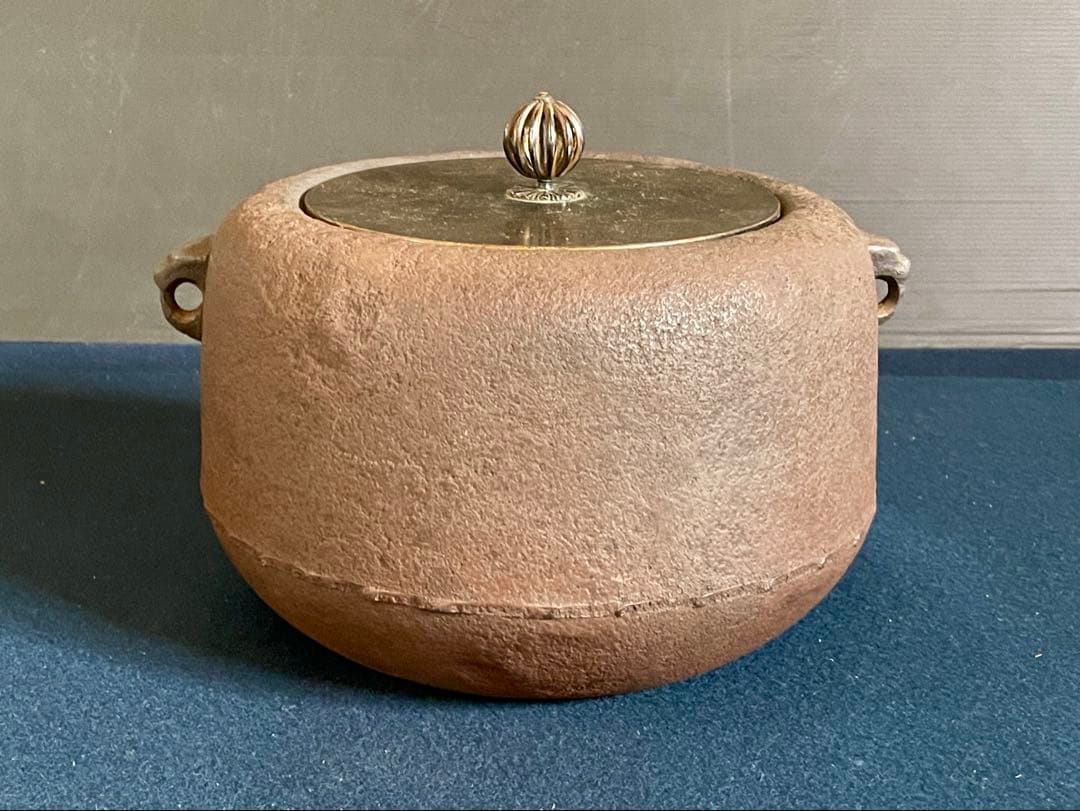 割引❣️「祖」 大國 藤兵衛 政所釜 菊桐地紋 炉釜 共箱 茶道具(1126あ⑤)