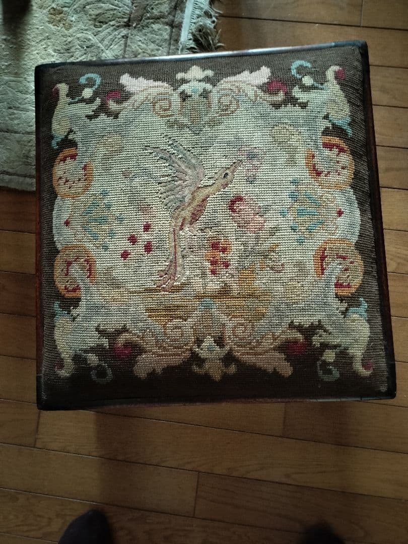 イギリスアンティークニードルワークのスツール