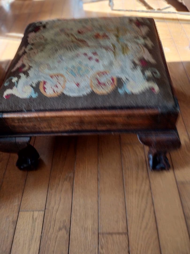 イギリスアンティークニードルワークのスツール