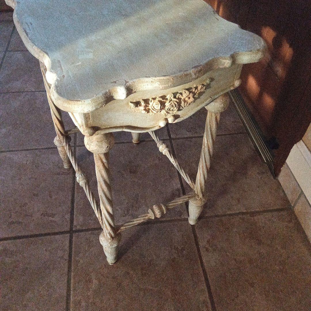 淡い青色の装飾テーブル