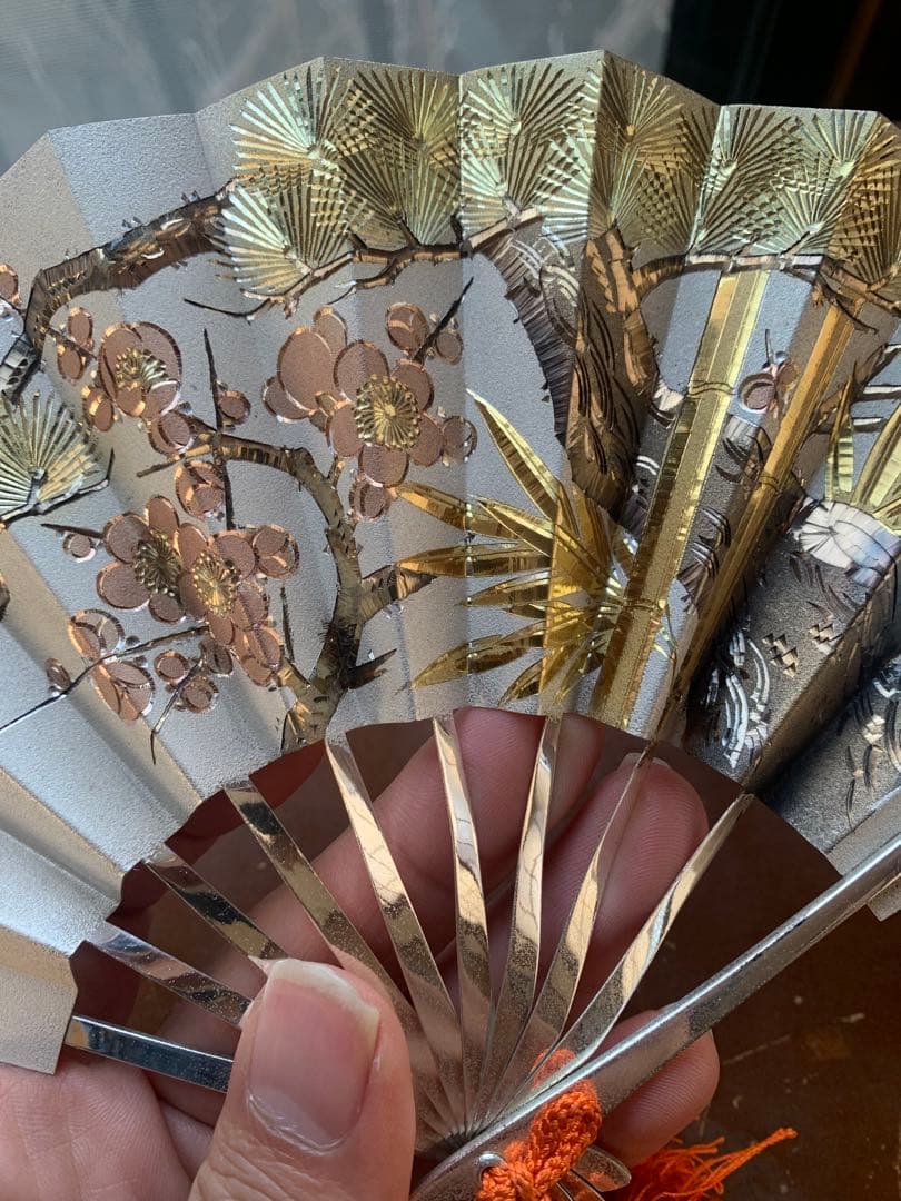 銀製　金箔 純銀製装飾の扇子 梅と松のデザイン