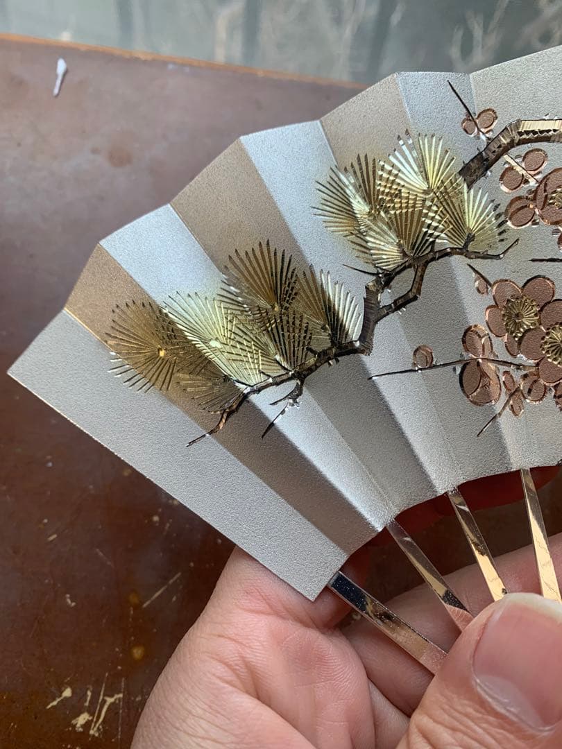 銀製　金箔 純銀製装飾の扇子 梅と松のデザイン
