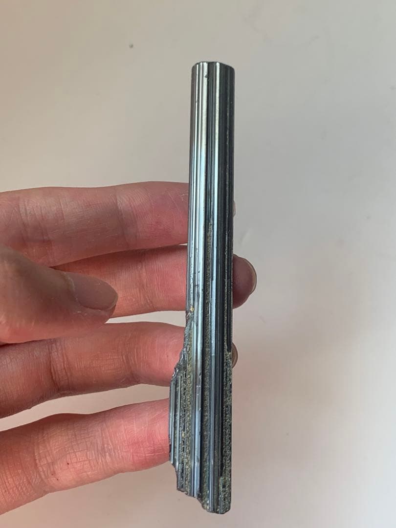 国産鉱物　愛媛県市ノ川鉱山の輝安鉱　スティブナイト　原石　鉱物標本　翡翠　根付