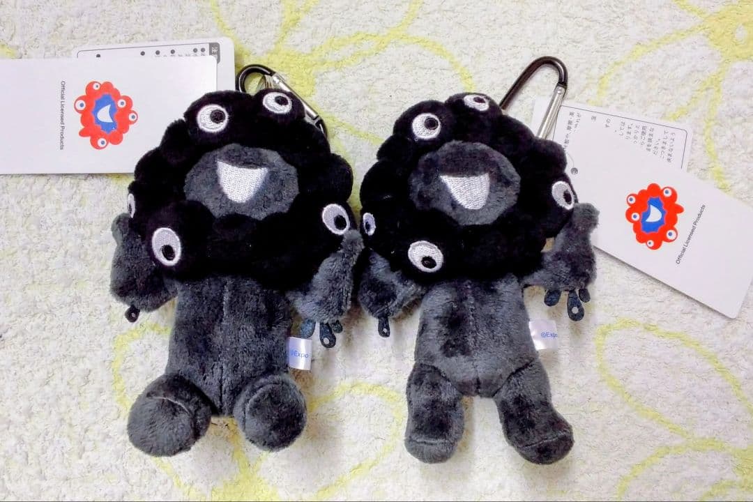 大阪関西万博　会場限定　黒ミャクミャク カラビナ付　立ち 座り　２個セット