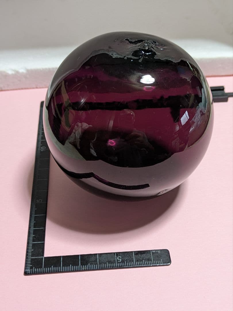 ガラスの浮き玉です。サイズは約90㍉×90㍉です。ワインレッドカラー新品未使用！