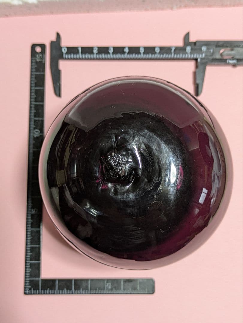 ガラスの浮き玉です。サイズは約90㍉×90㍉です。ワインレッドカラー新品未使用！