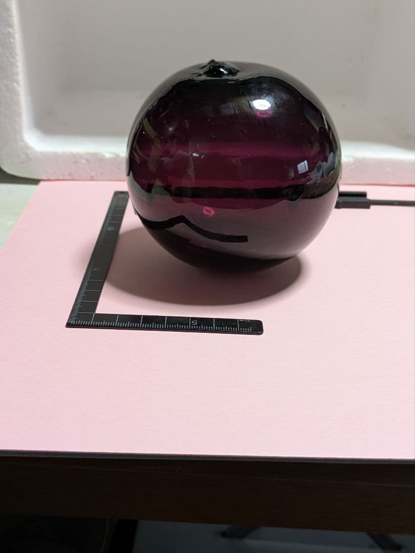 ガラスの浮き玉です。サイズは約90㍉×90㍉です。ワインレッドカラー新品未使用！